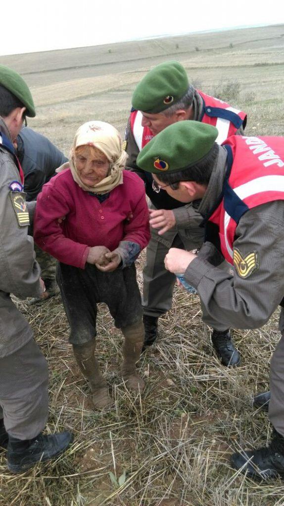 Evini kaybeden yaşlı kadın tarlada bulundu - Kırıkkale Haber, Son Dakika Kırıkkale Haberleri