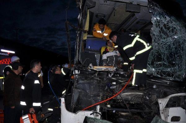 Otobüs kamyona çarptı; 20 yaralı - Kırıkkale Haber, Son Dakika Kırıkkale Haberleri
