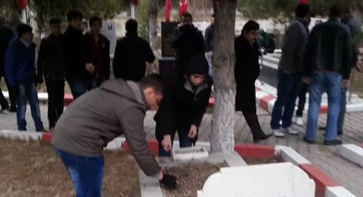 Ülkücüler şehitliği temizledi - Kırıkkale Haber, Son Dakika Kırıkkale Haberleri Ülkücüler şehitliği temizledi - Kırıkkale Haber, Son Dakika Kırıkkale Haberleri