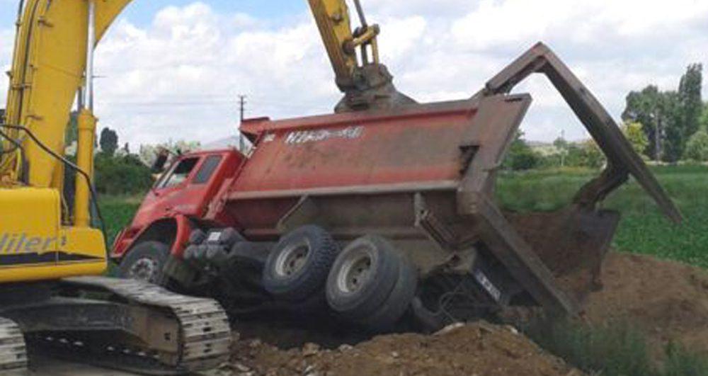 Hafriyat yüklü kamyon devrildi - Kırıkkale Haber, Son Dakika Kırıkkale Haberleri
