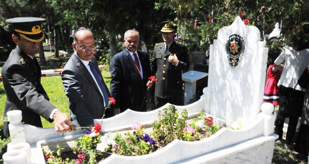 Şehitliğe bayram ziyareti - Kırıkkale Haber, Son Dakika Kırıkkale Haberleri Şehitliğe bayram ziyareti - Kırıkkale Haber, Son Dakika Kırıkkale Haberleri