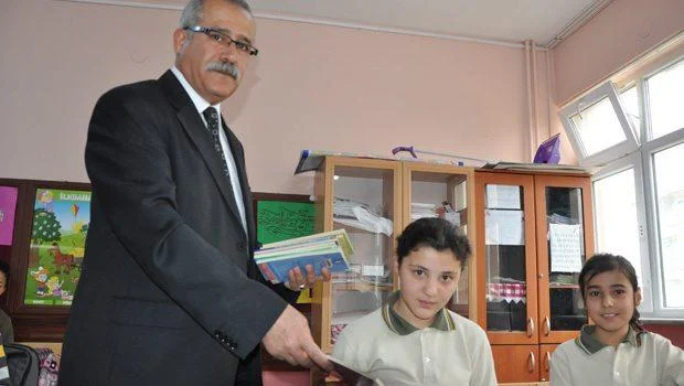 Emekli maaşıyla kitap dağıttı - Kırıkkale Haber, Son Dakika Kırıkkale Haberleri Emekli maaşıyla kitap dağıttı - Kırıkkale Haber, Son Dakika Kırıkkale Haberleri