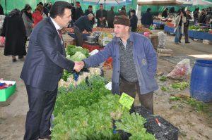 Güleç pazarcı esnafla kucaklaştı - Kırıkkale Haber, Son Dakika Kırıkkale Haberleri