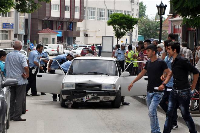 Otomobil aydınlatma direğine çarptı - Kırıkkale Haber, Son Dakika Kırıkkale Haberleri