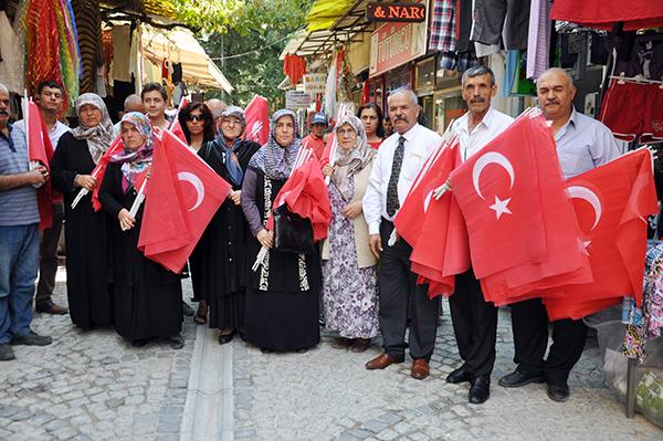 Bayrak asmayan esnaftan alışveriş yapılmayacak - Kırıkkale Haber, Son Dakika Kırıkkale Haberleri