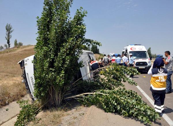 Turistleri taşıyan araç devrildi 20 kişi yaralandı - Kırıkkale Haber, Son Dakika Kırıkkale Haberleri