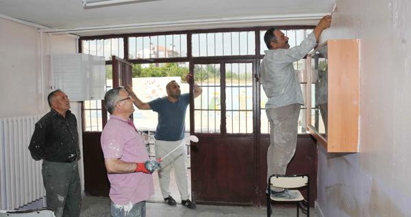 İdareci personel el ele okullarını boyadı - Kırıkkale Haber, Son Dakika Kırıkkale Haberleri