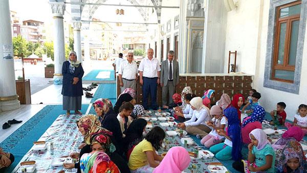 İpekci, Kur’an Kursu öğrencilerine kahvaltı verdi - Kırıkkale Haber, Son Dakika Kırıkkale Haberleri İpekci, Kur’an Kursu öğrencilerine kahvaltı verdi - Kırıkkale Haber, Son Dakika Kırıkkale Haberleri