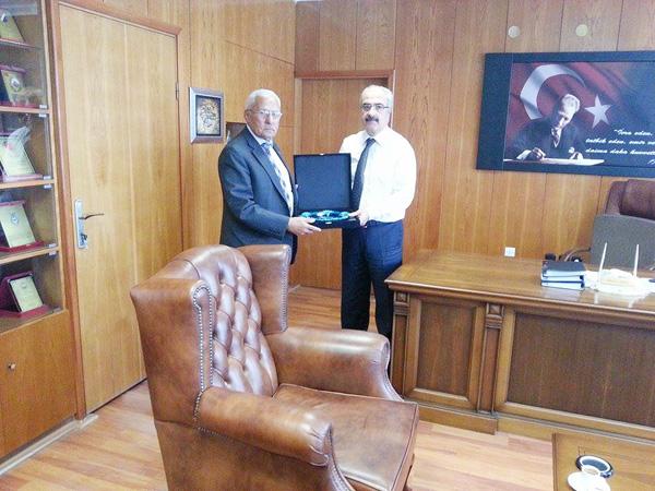 21 yıllık çınara veda plaketi - Kırıkkale Haber, Son Dakika Kırıkkale Haberleri 21 yıllık çınara veda plaketi - Kırıkkale Haber, Son Dakika Kırıkkale Haberleri