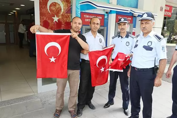 Esnafa Bayrak Dağıtımı Yapıldı - Kırıkkale Haber, Son Dakika Kırıkkale Haberleri Esnafa Bayrak Dağıtımı Yapıldı - Kırıkkale Haber, Son Dakika Kırıkkale Haberleri
