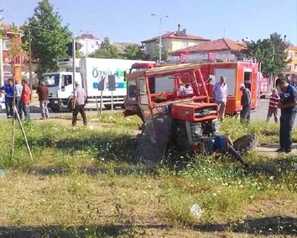 Otobüs ile traktör çarpıştı 1 ölü 2 yaralı - Kırıkkale Haber, Son Dakika Kırıkkale Haberleri Otobüs ile traktör çarpıştı 1 ölü 2 yaralı - Kırıkkale Haber, Son Dakika Kırıkkale Haberleri