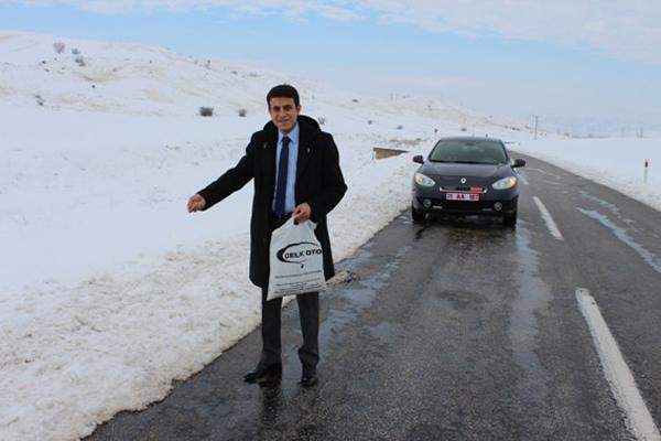 Kaymakam Dağ, kuşlara yem verdi - Kırıkkale Haber, Son Dakika Kırıkkale Haberleri