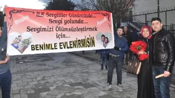 Sevgililer gününde, evlenme teklifi - Kırıkkale Haber, Son Dakika Kırıkkale Haberleri Sevgililer gününde, evlenme teklifi - Kırıkkale Haber, Son Dakika Kırıkkale Haberleri