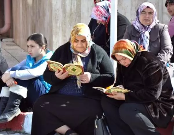 Öğrenciler içerde, veliler dışarda ter döktü - Kırıkkale Haber, Son Dakika Kırıkkale Haberleri Öğrenciler içerde, veliler dışarda ter döktü - Kırıkkale Haber, Son Dakika Kırıkkale Haberleri