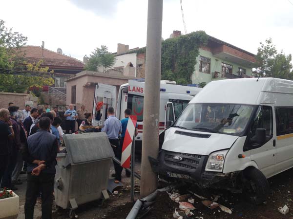 İşçi servisi devrildi 2 yaralı - Kırıkkale Haber, Son Dakika Kırıkkale Haberleri İşçi servisi devrildi 2 yaralı - Kırıkkale Haber, Son Dakika Kırıkkale Haberleri