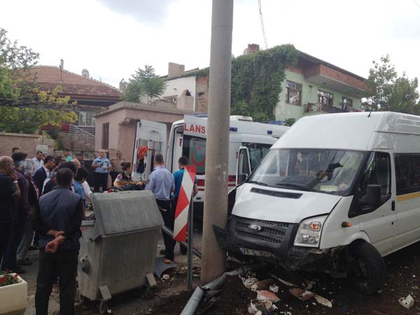 İşçi servisi devrildi 2 yaralı - Kırıkkale Haber, Son Dakika Kırıkkale Haberleri