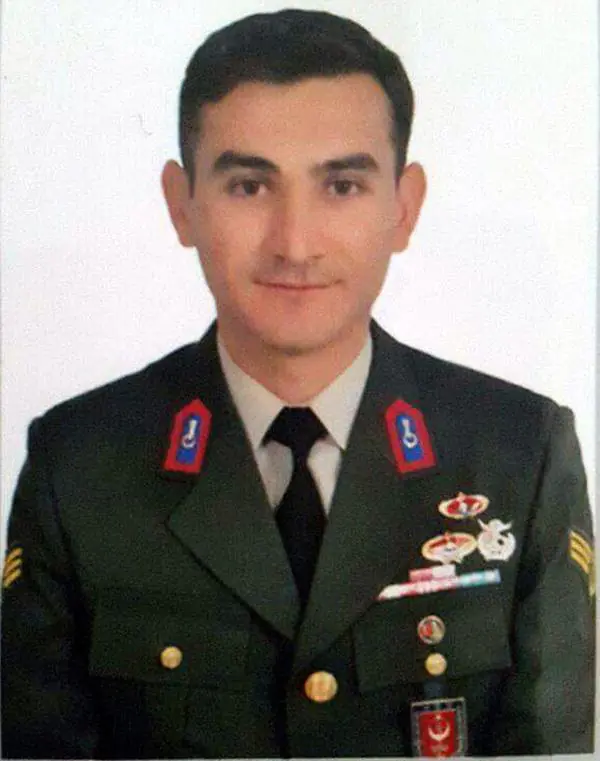 Diyarbakır’ın Lice ilçesi kırsalında bölücü terör örgütü mensuplarınca düzenlenen silahlı saldırıda şehit düşen 34 yaşındaki Astsubay Şükrü Ceylan’ın Kırıkkale’deki baba ocağına ateş düştü. ( Aile Albümü – Anadolu Ajansı ) “Yavrum bayrağını severdi, Bayrağın ne güzelmiş” - Kırıkkale Haber, Son Dakika Kırıkkale Haberleri