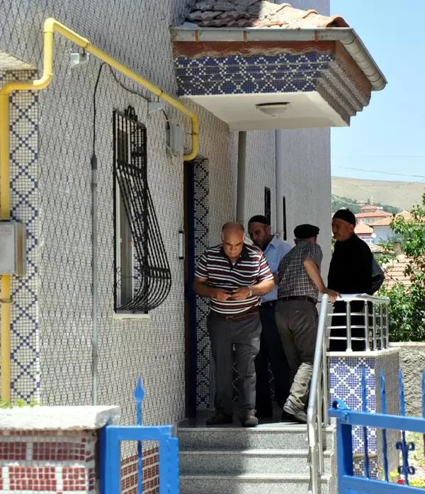 Diyarbakır’ın Lice ilçesi kırsalında bölücü terör örgütü mensuplarınca düzenlenen silahlı saldırıda şehit düşen 34 yaşındaki Astsubay Şükrü Ceylan’ın Kırıkkale’deki baba ocağına ateş düştü. ( Fatih Gökmen – Anadolu Ajansı ) Artık yüreğimiz dayanmıyor - Kırıkkale Haber, Son Dakika Kırıkkale Haberleri