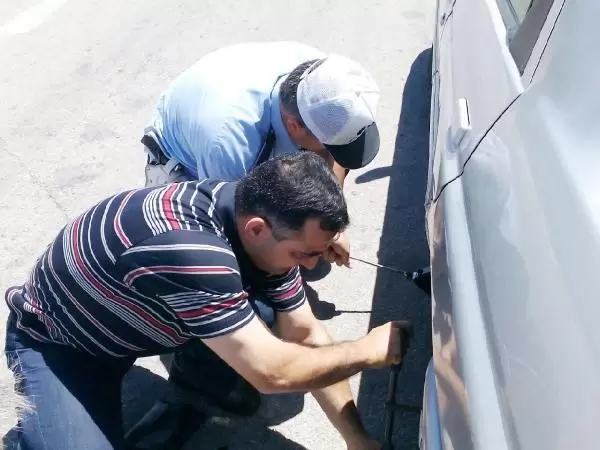 Trafik polisinden yardım eli - Kırıkkale Haber, Son Dakika Kırıkkale Haberleri Trafik polisinden yardım eli - Kırıkkale Haber, Son Dakika Kırıkkale Haberleri
