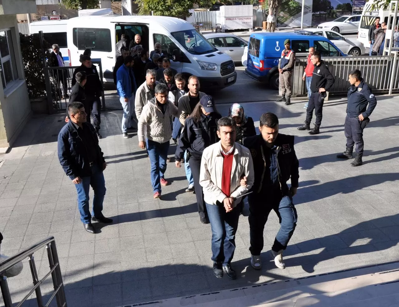 HASAN ONAR VE EKİBİNİN BAŞARISI 14 KİŞİ TUTUKLANDI - Kırıkkale Haber, Son Dakika Kırıkkale Haberleri HASAN ONAR VE EKİBİNİN BAŞARISI 14 KİŞİ TUTUKLANDI - Kırıkkale Haber, Son Dakika Kırıkkale Haberleri