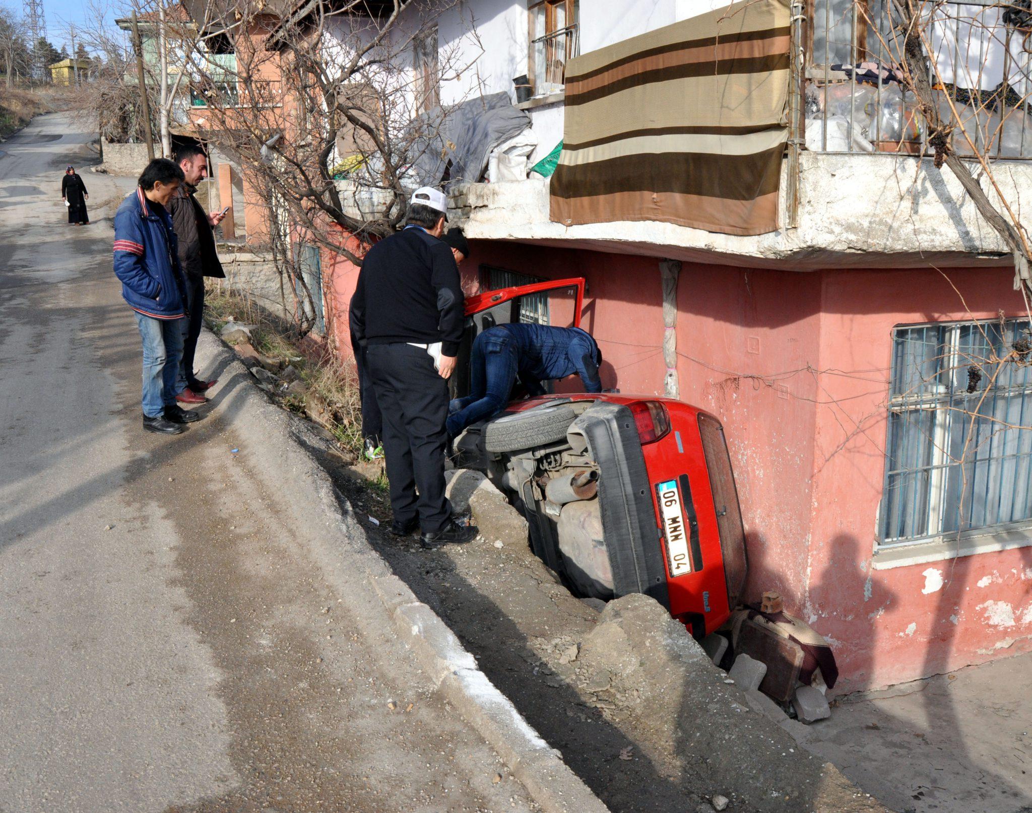 Otomobil Evin Bahçesine Uçtu - Kırıkkale Haber, Son Dakika Kırıkkale Haberleri