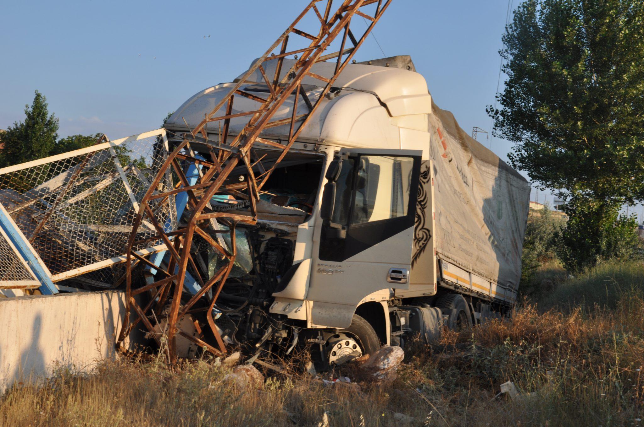 Kontrolden çıkan tır elektrik direğine çarptı - Kırıkkale Haber, Son Dakika Kırıkkale Haberleri