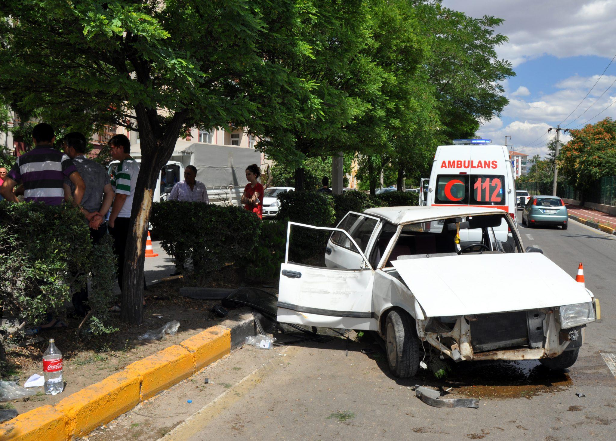 Otomobil ağaca çarptı: 5 yaralı - Kırıkkale Haber, Son Dakika Kırıkkale Haberleri