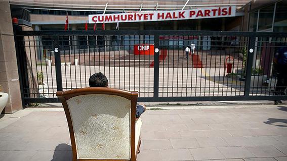 CHP önünde ‘koltuk’ eylemi - Kırıkkale Haber, Son Dakika Kırıkkale Haberleri