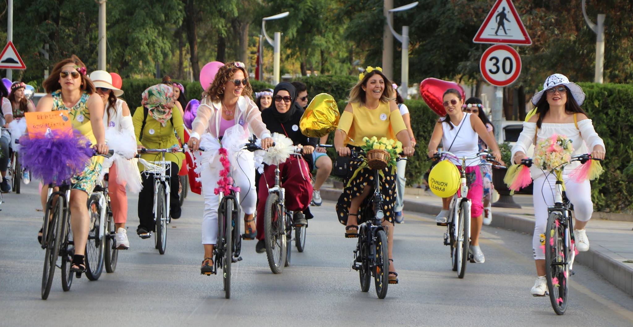Süslü Kadınlar Bisiklet Turunda - Kırıkkale Haber, Son Dakika Kırıkkale Haberleri