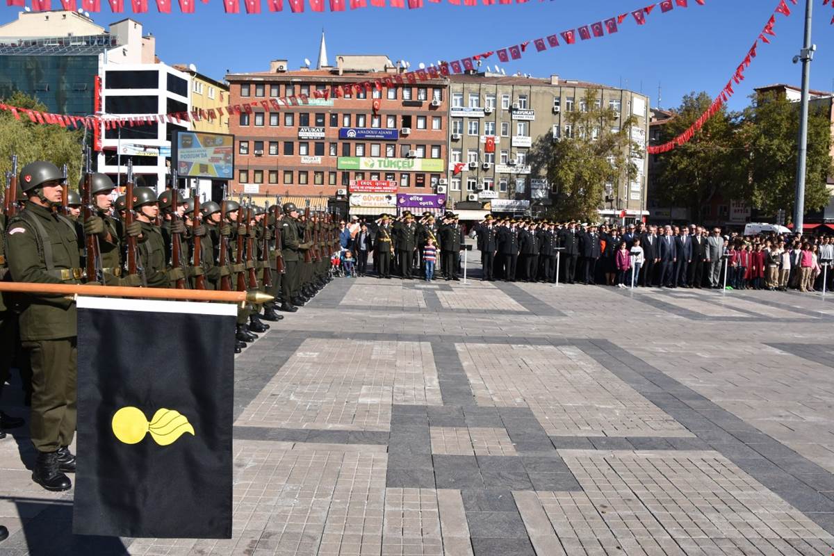 Kırıkkale’de 29 Ekim Cumhuriyet Bayramının 95. yıl dönümü kutlamaları, düzenlenen çelenk sunma töreniyle başladı. Kırıkkale’de 29 Ekim Cumhuriyet Bayramı Coşkusu - Kırıkkale Haber, Son Dakika Kırıkkale Haberleri