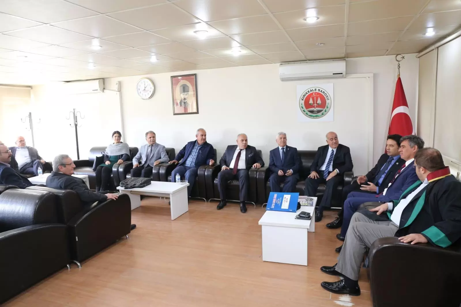 Türkiye Barolar Birliği (TBB) Başkanı Av. Metin Feyzioğlu, özgürlükçü, çağı yakalamış hukukçuların yetiştirilmesi için en etkili yolun devlet sınavı olduğunu belirterek, “Sınav geldiğinde sınavı geçebilecek kalitede eğitim veremeyen hukuk fakülteleri doğal seleksiyon ile zaten düzelecek. Ayrıca sınav avukat sayısının kontrolsüz artışını da sınırlayacak” diye konuştu. Feyzioğlu: “Hukuk fakültesini bitirenlere Devlet sınavı kontrolsüz artışı sınırlayacak” - Kırıkkale Haber, Son Dakika Kırıkkale Haberleri