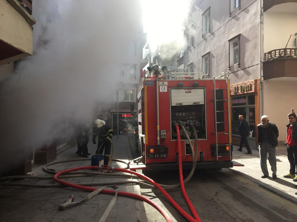 İzmir caddesinde yangın - Kırıkkale Haber, Son Dakika Kırıkkale Haberleri