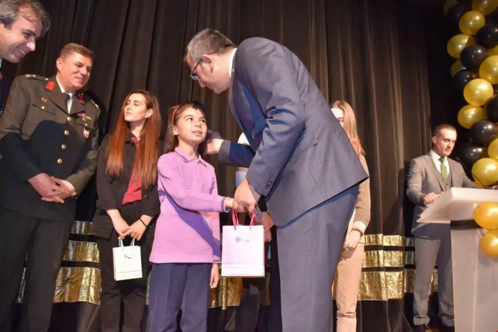 Kırıkkale Valisi Yunus Sezer, 24 Kasım Öğretmenler Günü dolayısıyla düzenlenen törene katıldı. 24 Kasım Öğretmenler Günü İçin Tören Düzenlendi - Kırıkkale Haber, Son Dakika Kırıkkale Haberleri