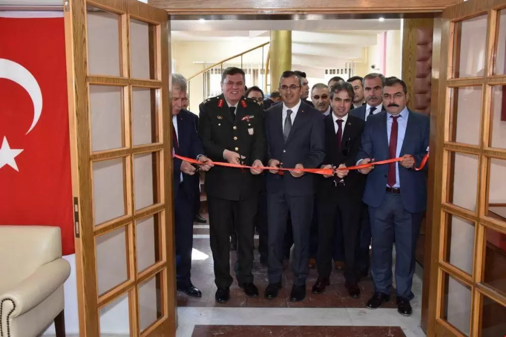 Kırıkkale Valisi Yunus Sezer, 24 Kasım Öğretmenler Günü dolayısıyla düzenlenen törene katıldı. 24 Kasım Öğretmenler Günü İçin Tören Düzenlendi - Kırıkkale Haber, Son Dakika Kırıkkale Haberleri
