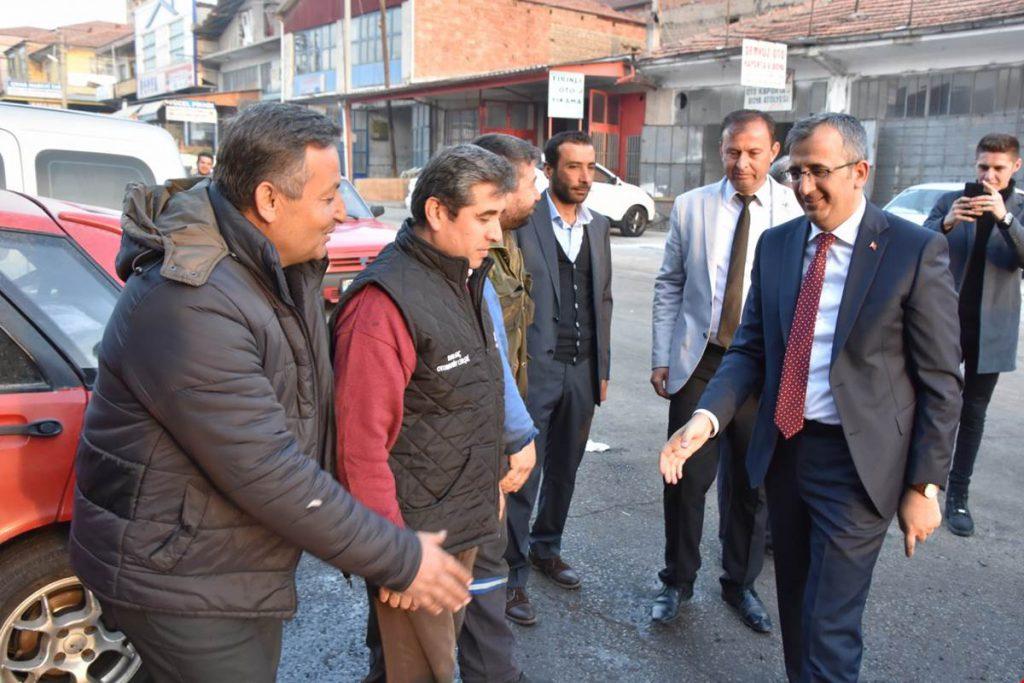 Kırıkkale Valisi Yunus Sezer mesai saatlerinden fırsat buldukça toplumun her kesimine ziyaretler gerçekleştiriyor. Vali Sezer Halkın İçinde - Kırıkkale Haber, Son Dakika Kırıkkale Haberleri