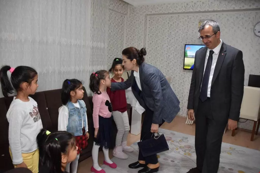 Vali Sezer ve Eşi &Ccedil;ocukları Sevindirdi - Kırıkkale Haber, Son Dakika Kırıkkale Haberleri