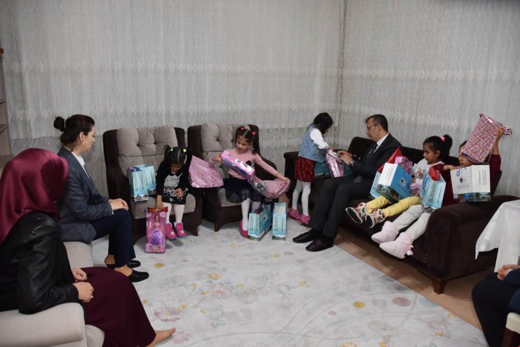 Vali Sezer ve Eşi Çocukları Sevindirdi - Kırıkkale Haber, Son Dakika Kırıkkale Haberleri