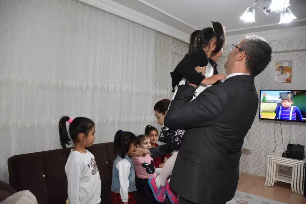 Vali Sezer ve Eşi &Ccedil;ocukları Sevindirdi - Kırıkkale Haber, Son Dakika Kırıkkale Haberleri