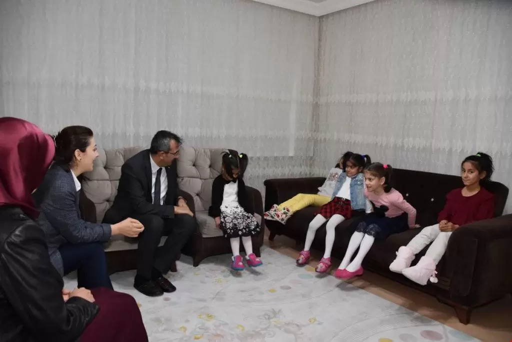 Vali Sezer ve Eşi &Ccedil;ocukları Sevindirdi - Kırıkkale Haber, Son Dakika Kırıkkale Haberleri