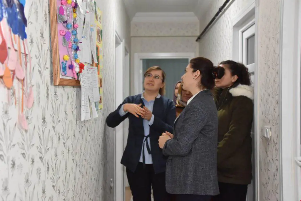 Vali Sezer ve Eşi &Ccedil;ocukları Sevindirdi - Kırıkkale Haber, Son Dakika Kırıkkale Haberleri