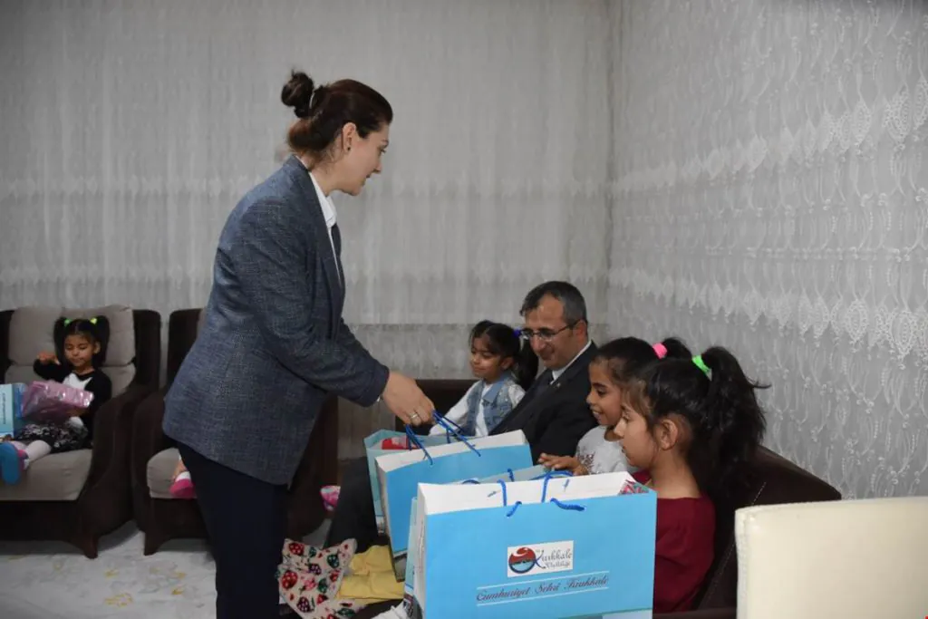 Vali Sezer ve Eşi &Ccedil;ocukları Sevindirdi - Kırıkkale Haber, Son Dakika Kırıkkale Haberleri