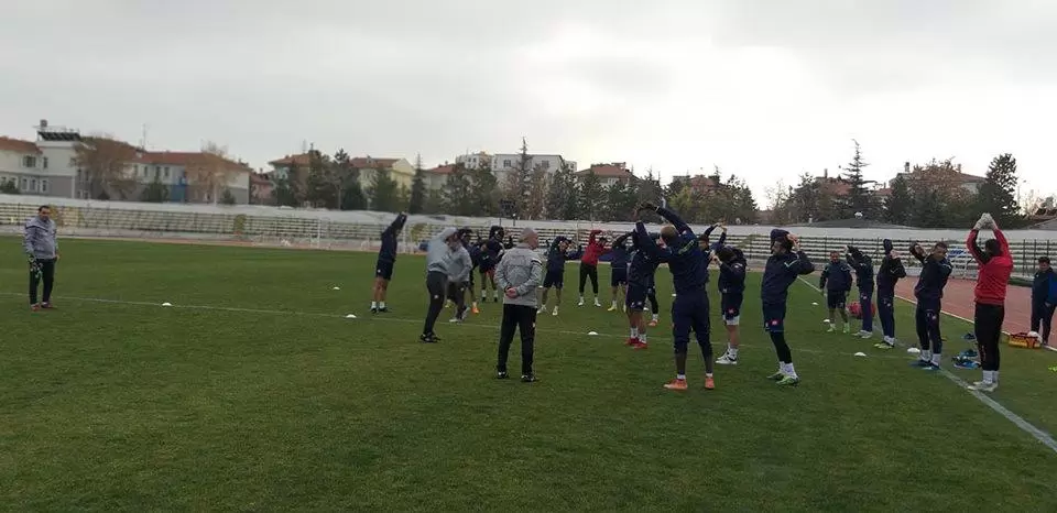 Bölgesel amatör lig, 6. Grubun lideri Kırıkkale Büyük Anadoluspor, bugün 6. sırada bulunan Karaman Belediyespor’a misafir olacak. Zirvedeki Gururumuz, Maç Öncesi Son Hazırlıklarını Tamamladı - Kırıkkale Haber, Son Dakika Kırıkkale Haberleri