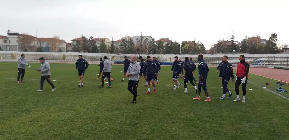 Bölgesel amatör lig, 6. Grubun lideri Kırıkkale Büyük Anadoluspor, bugün 6. sırada bulunan Karaman Belediyespor’a misafir olacak. Zirvedeki Gururumuz, Maç Öncesi Son Hazırlıklarını Tamamladı - Kırıkkale Haber, Son Dakika Kırıkkale Haberleri
