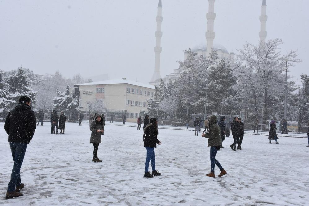 Kar yağışı Kırıkkale’yi bembeyaz örtüyle kapladı - Kırıkkale Haber, Son Dakika Kırıkkale Haberleri