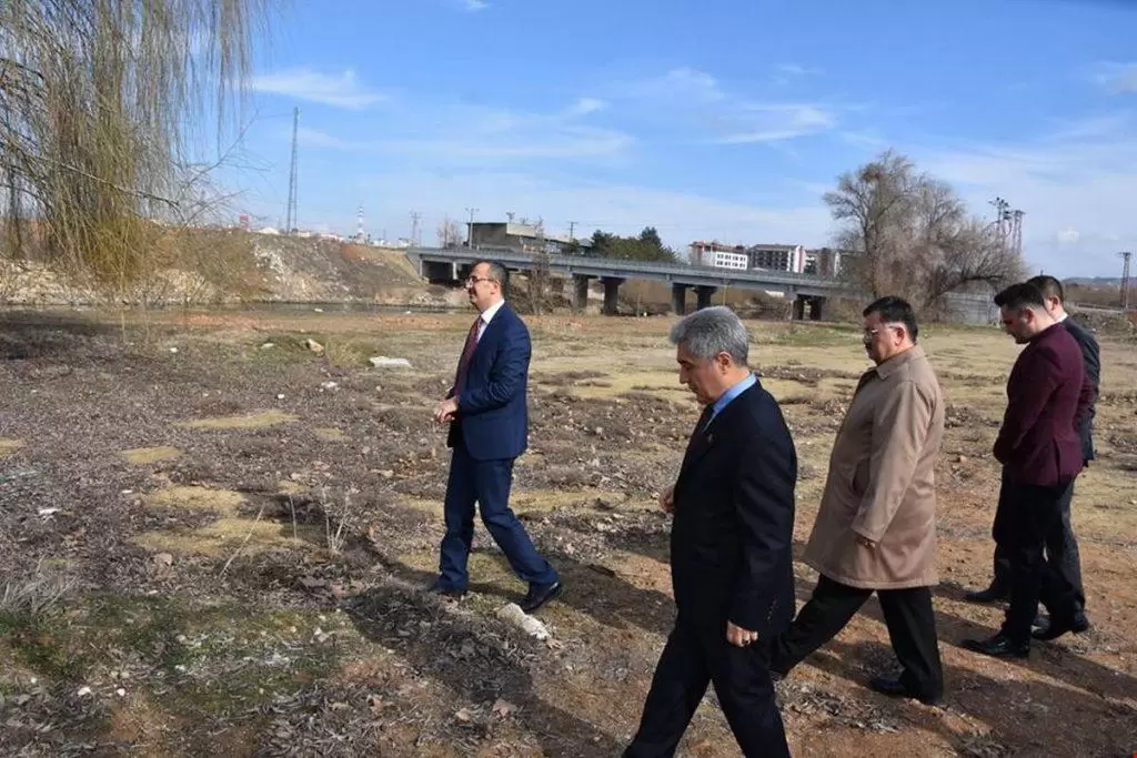 Kırıkkale Valisi Yunus Sezer, Trafik Çocuk Parkı’nın yapılacağı alanda incelemelerde bulundu. Çocuklarımız Trafik Kurallarını Eğlenerek Öğrenecek - Kırıkkale Haber, Son Dakika Kırıkkale Haberleri