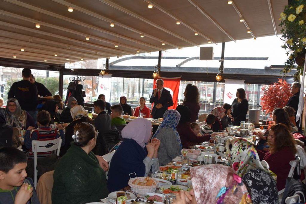 Vali Sezer, koruyucu ailelerle bir araya geldi - Kırıkkale Haber, Son Dakika Kırıkkale Haberleri