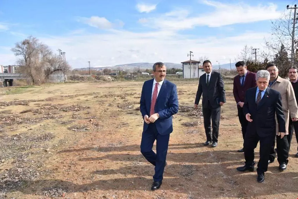 Kırıkkale Valisi Yunus Sezer, Trafik Çocuk Parkı’nın yapılacağı alanda incelemelerde bulundu. Çocuklarımız Trafik Kurallarını Eğlenerek Öğrenecek - Kırıkkale Haber, Son Dakika Kırıkkale Haberleri