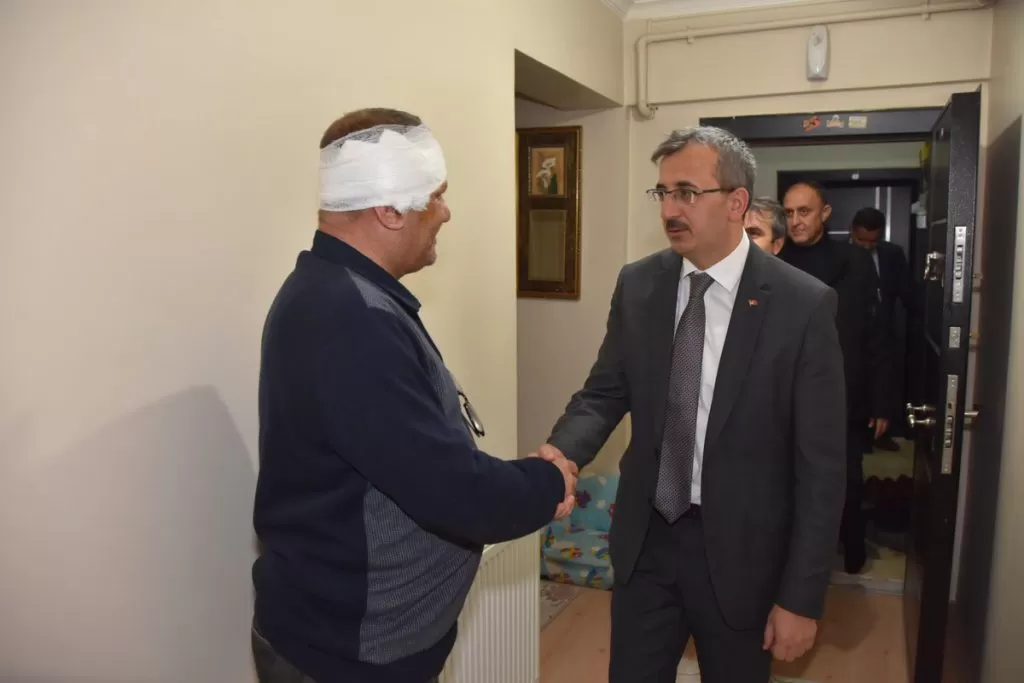 Kırıkkale Valisi Yunus Sezer, Gündoğdu Manas İlkokulu’nda bir veli tarafından bıçaklı saldırıya uğrayarak yaralanan öğretmeni ziyaret etti. Vali Sezer, Yaralanan Öğretmeni Ziyaret Etti - Kırıkkale Haber, Son Dakika Kırıkkale Haberleri