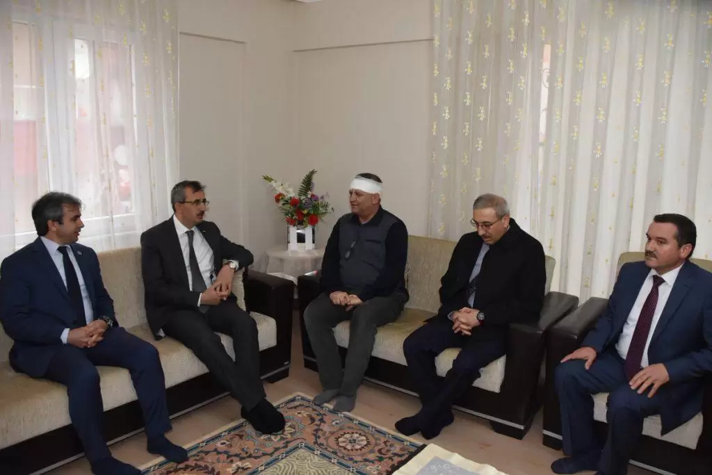 Kırıkkale Valisi Yunus Sezer, Gündoğdu Manas İlkokulu’nda bir veli tarafından bıçaklı saldırıya uğrayarak yaralanan öğretmeni ziyaret etti. Vali Sezer, Yaralanan Öğretmeni Ziyaret Etti - Kırıkkale Haber, Son Dakika Kırıkkale Haberleri