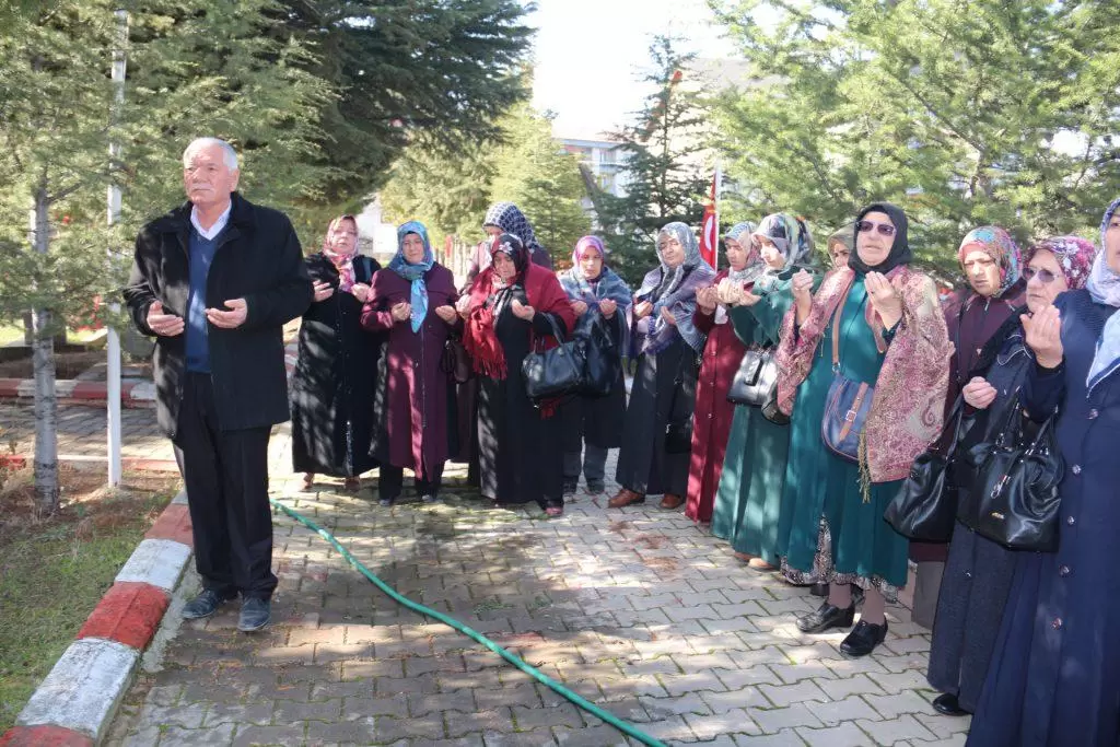Türkiye Harp Malulü Gaziler, Şehit Dul ve Yetimleri Derneği Kırıkkale Şubesi ve Şehit Aileleri tarafından Şehitlerimizi Anma programları devam ediyor. Şehit Polis Memuru Mustafa Demirbaş, Kabri Başında Anıldı - Kırıkkale Haber, Son Dakika Kırıkkale Haberleri